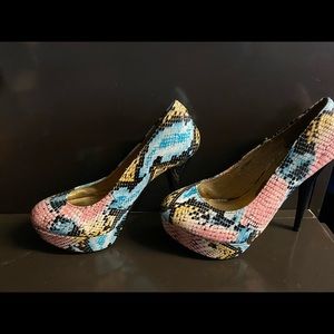 Snake skin multi colored print pump